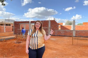 Andreia Rezende acompanha de perto as obras do Colégio Estadual Violeta Pitaluga