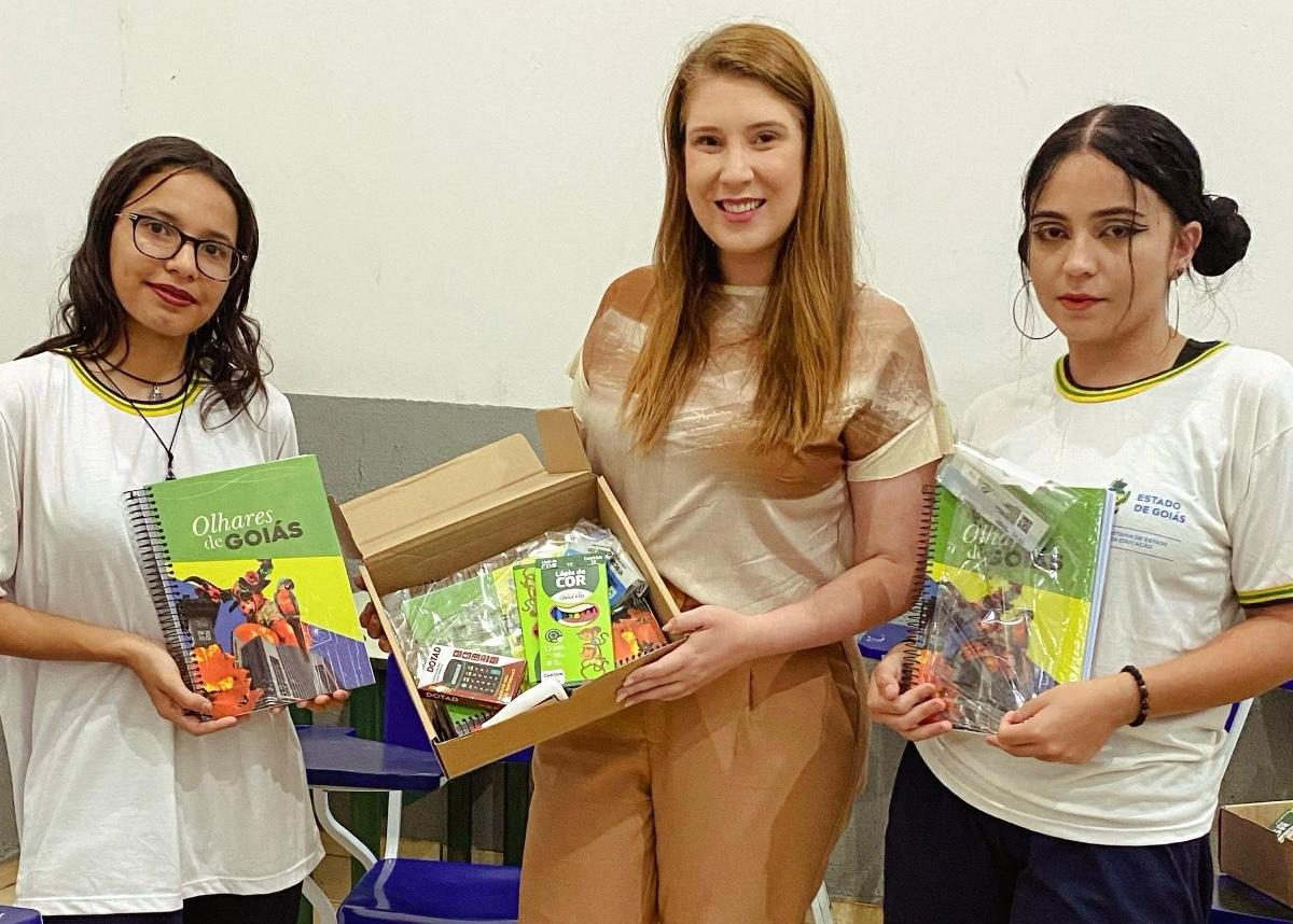 Andreia Rezende fiscaliza a entrega dos kits escolares do Governo de Goiás no Colégio Estadual General Curado