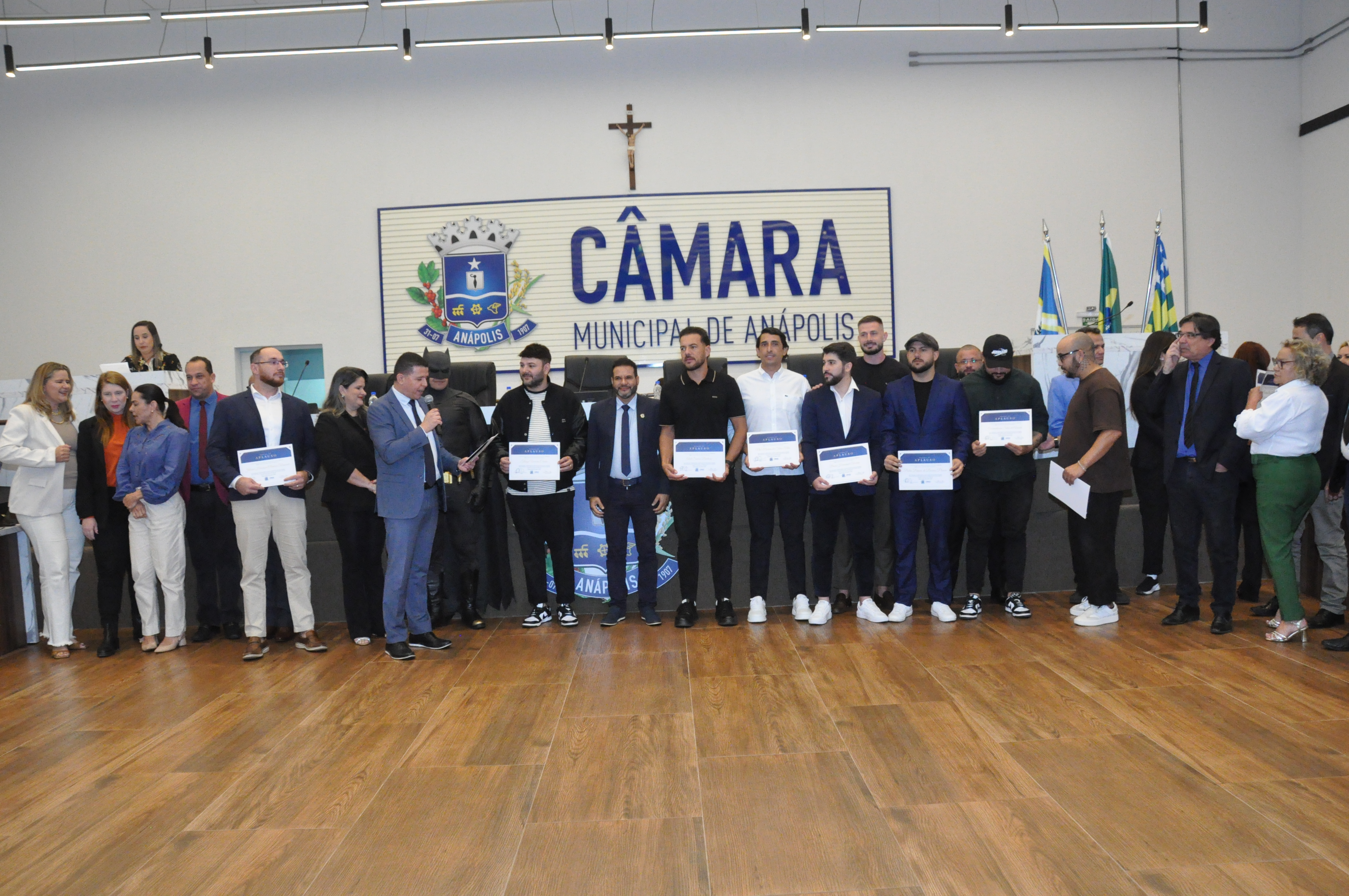 Câmara homenageia integrantes da igreja Church City que fizeram missão para ajudar famílias no Rio Grande do Sul