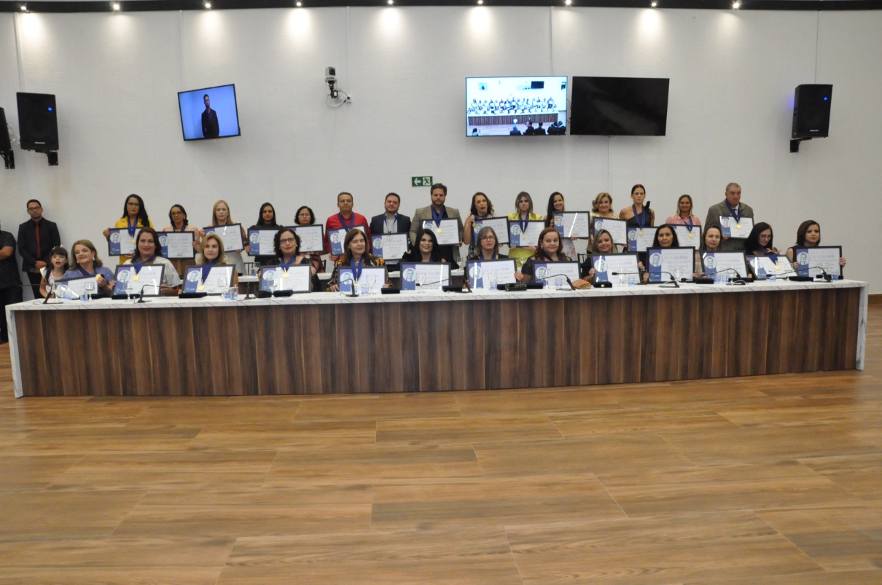 Câmara homenageia professores com Comenda Nadyr de Souza Andrade