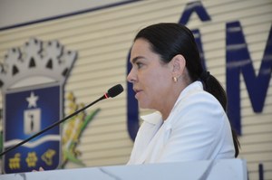 Dra. Trícia Barreto agradece parceria da Câmara com estudantes da Unievangélica