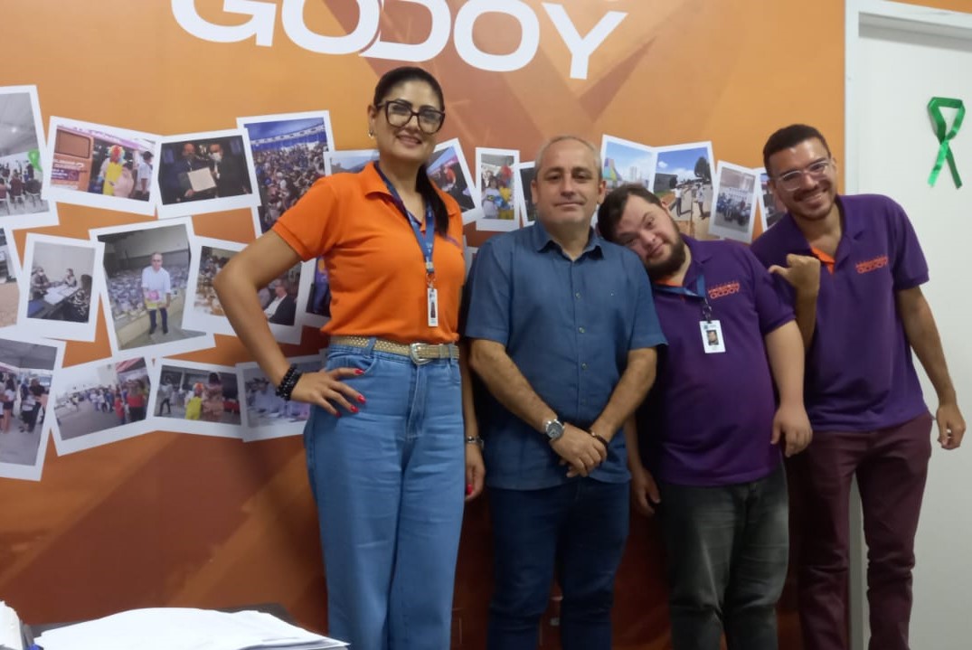 Fred Godoy faz campanha de conscientização sobre inclusão de pessoas com deficiência e respeito aos idosos