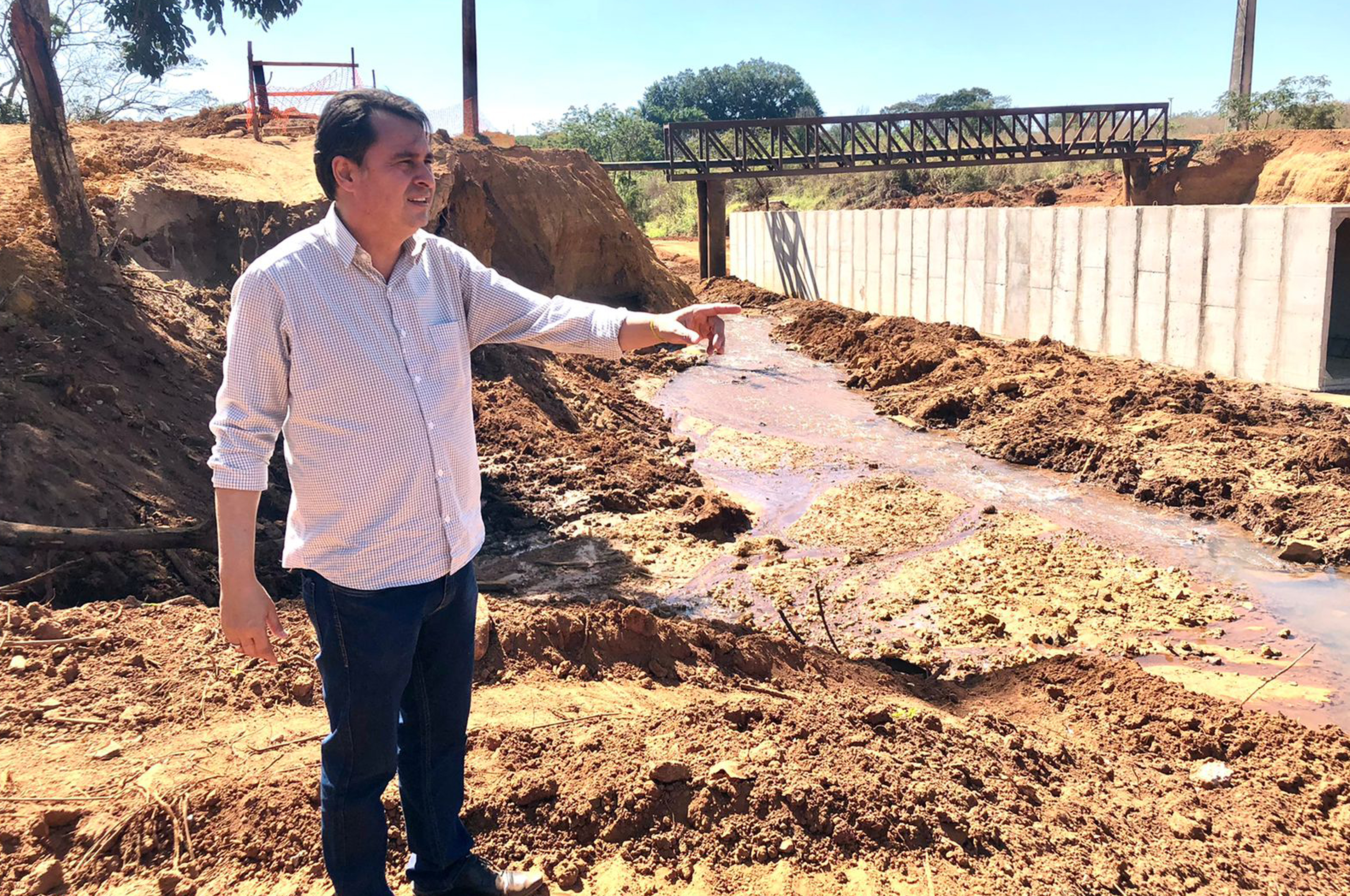 Jean Carlos acompanha andamento da obra de reconstrução da ponte na Avenida Independência