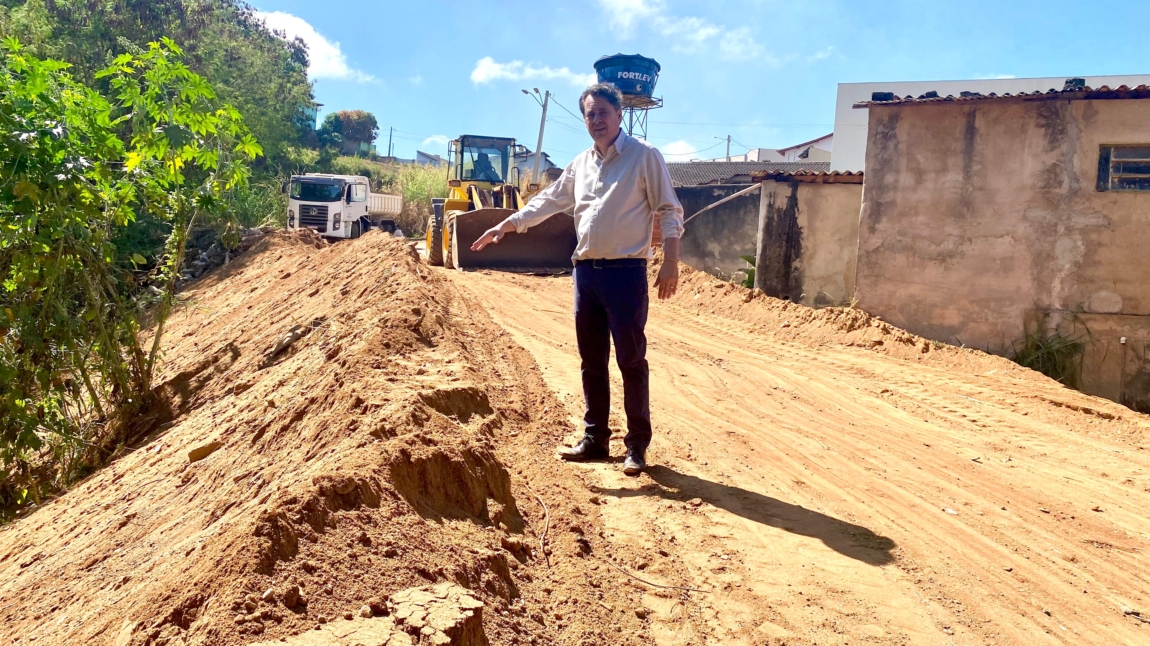 Jean Carlos acompanha obra de contenção da erosão na Rua Achiles Elias, no Bairro São Carlos