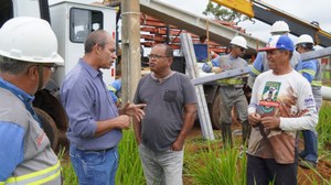 João Feitosa inspeciona implantação de rede e transformadores de energia elétrica no Setor da Chácaras Primavera   