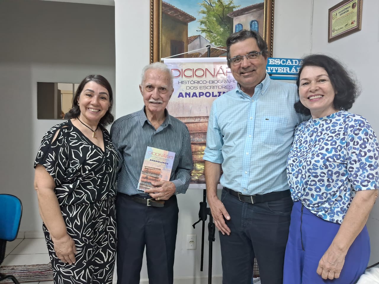 Lisieux José Borges acompanha lançamento do Dicionário do Escritor Anapolino