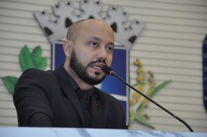 Professor Marcos cobra da Secretaria Municipal de Educação transparência na lista de espera de gratificação de titularidade de professores