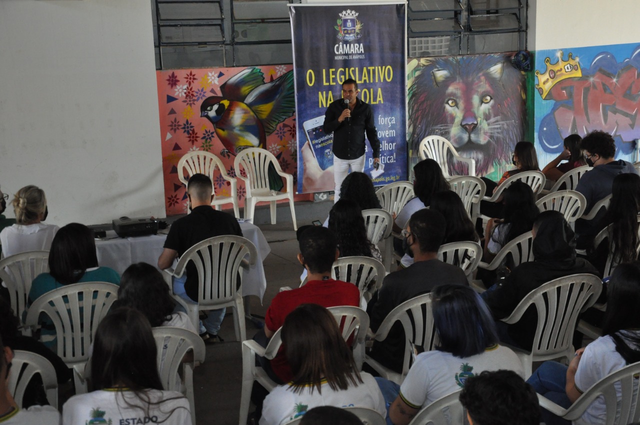 Programa ‘O Legislativo na Escola’ debate cidadania com jovens do Colégio Estadual Carlos de Pina