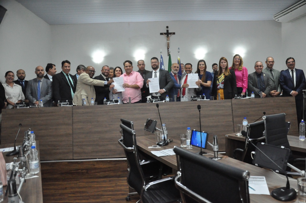 Roberto Naves entrega projeto que cria o Programa Social 'Meu Lote Minha História' para análise da Câmara