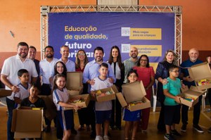 Vereadores participam da abertura do ano letivo e entrega de kits escolares