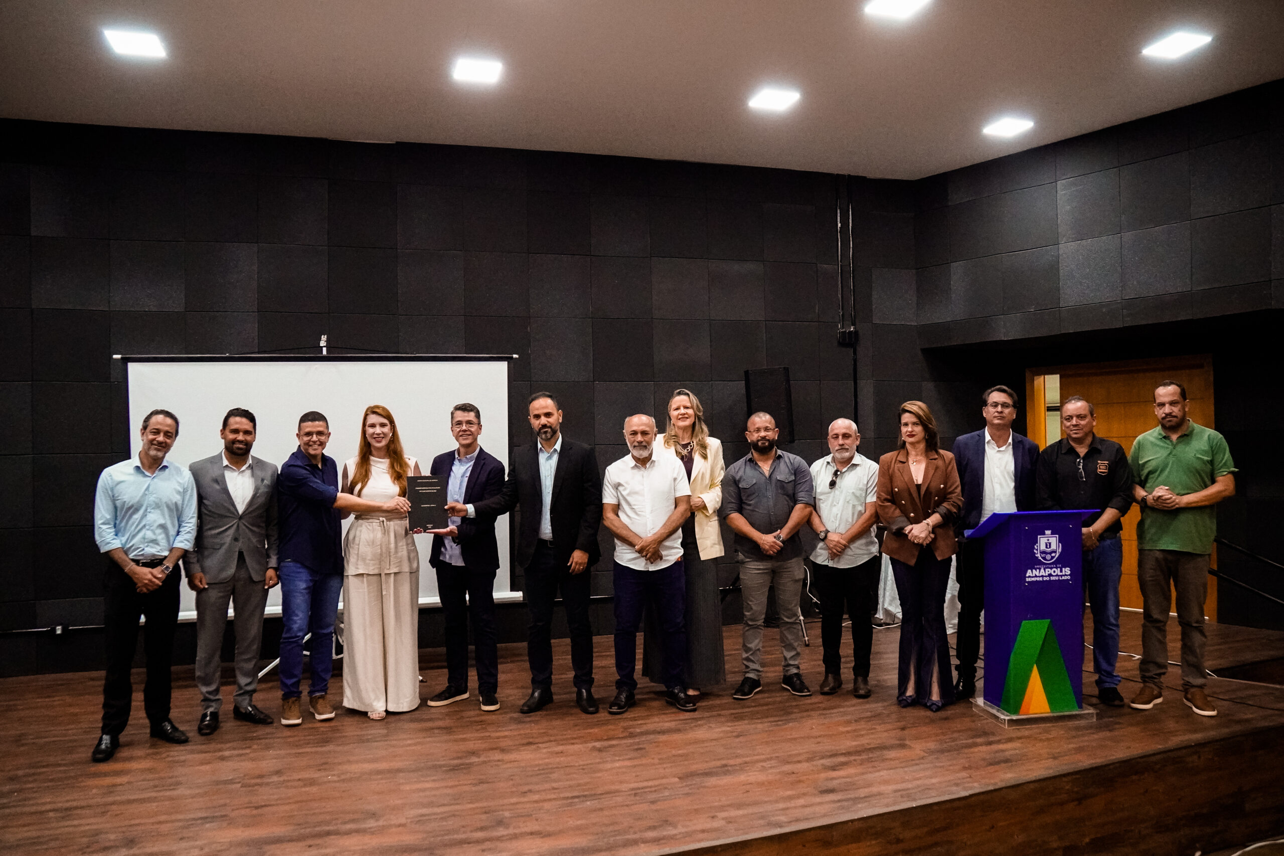 Câmara de Anápolis entrega contribuições para a revisão do Plano Diretor ao Executivo