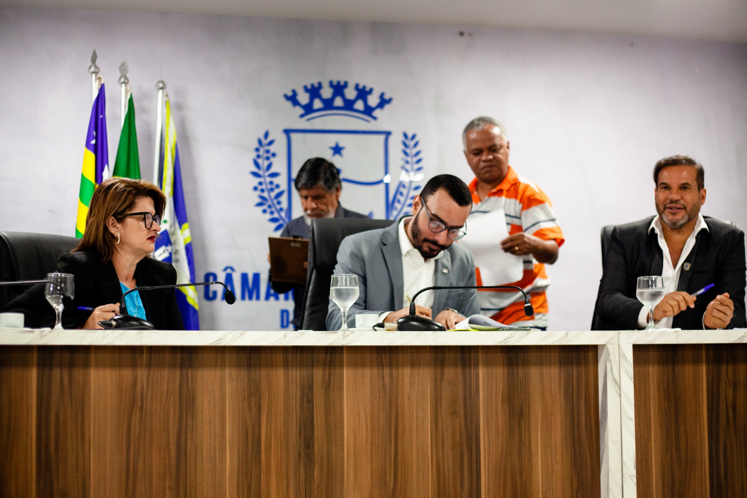 Projeto que assegura prioridade às pessoas idosas maiores de 80 anos no município avança na Comissão do Servidor