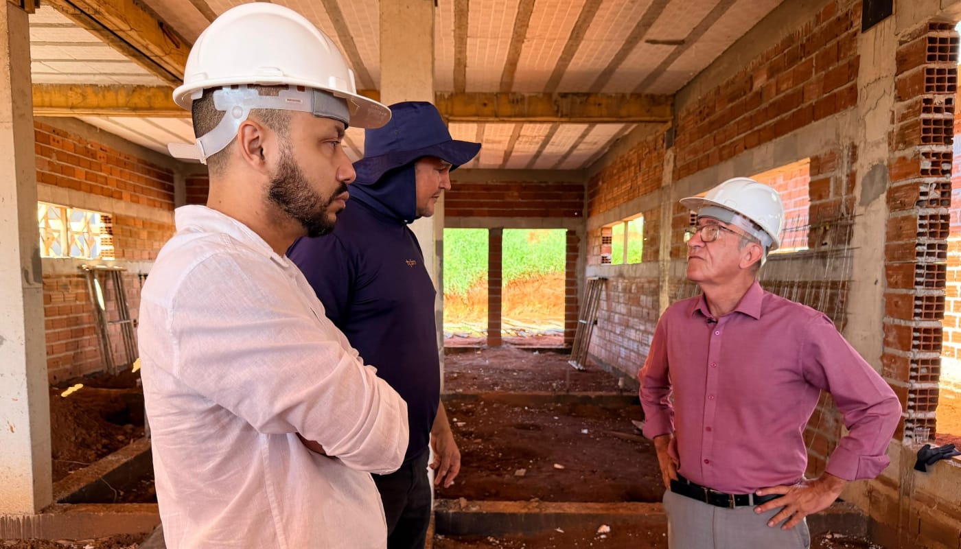 Professor Marcos e Rubens Otoni fiscalizam obras de nova UBS no Jardim das Américas