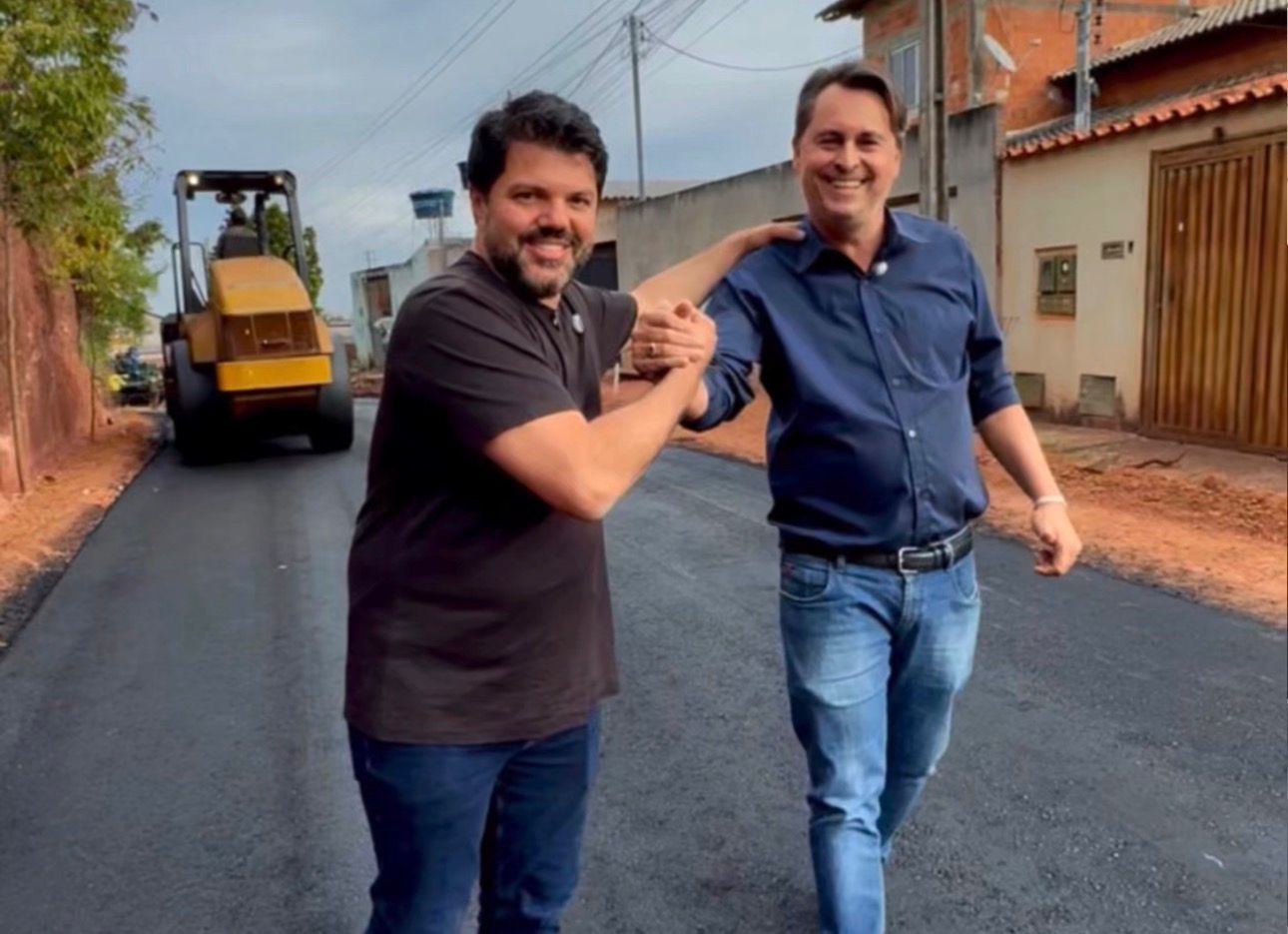 Jean Carlos comemora ao lado de Márcio Corrêa novo asfalto no Bom Sucesso