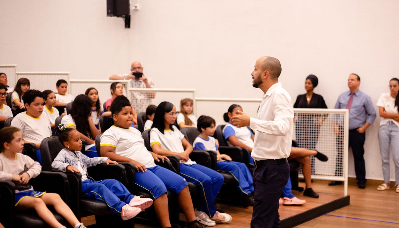 Professor Marcos participa de atividade educativa sobre o Poder Legislativo com alunos da rede municipal